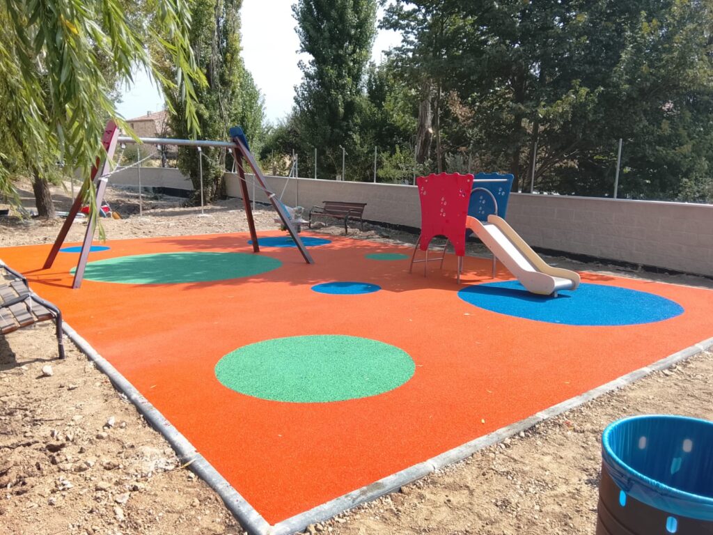 aplicacion de pavimento de caucho en parques infantiles municipales