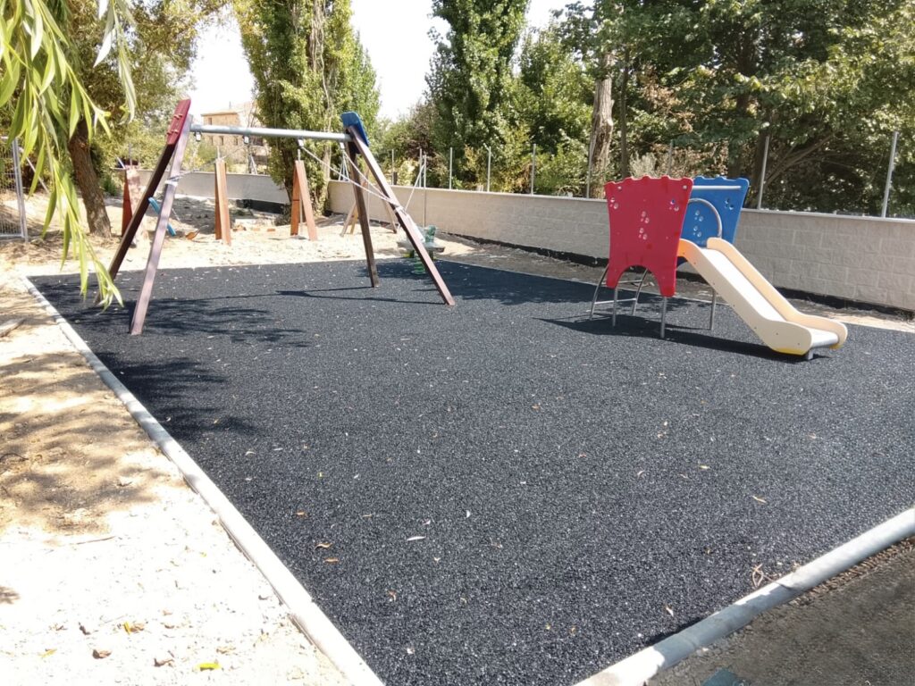 aplicacion de pavimento de caucho continuo en parque municipal